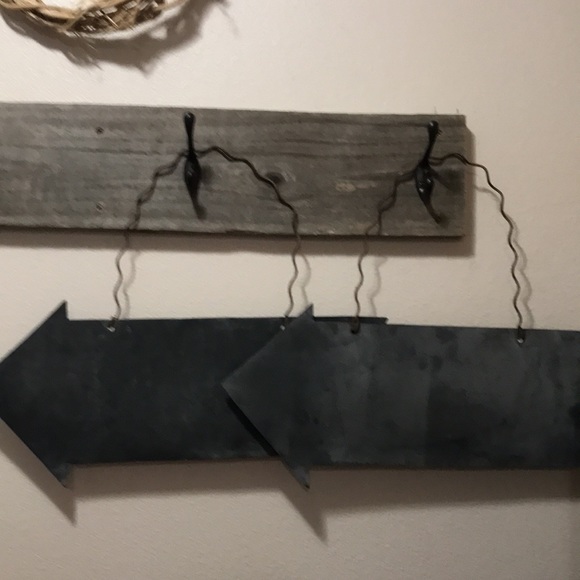 TWO Metal Arrow decorations - Picture 3 of 4